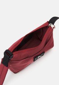 Calvin Klein Jeans CITY SHOULDER BAG - Borsa a tracolla - terracotta tile