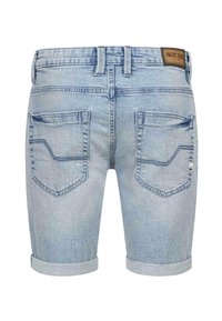 Hellblaue Denim-Shorts mit umgeschlagenen Säumen, ausgestattet mit zwei Gesäßtaschen, die über eine diagonale Nahtverarbeitung verfügen, sowie einem braunen Markenschilder auf dem Bund.