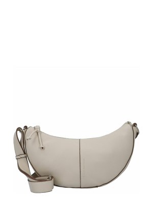 Sac à main en cuir crème avec une forme en demi-lune, une bandoulière ajustable et une fermeture à cordon. Il se distingue par sa texture lisse et son branding discret.