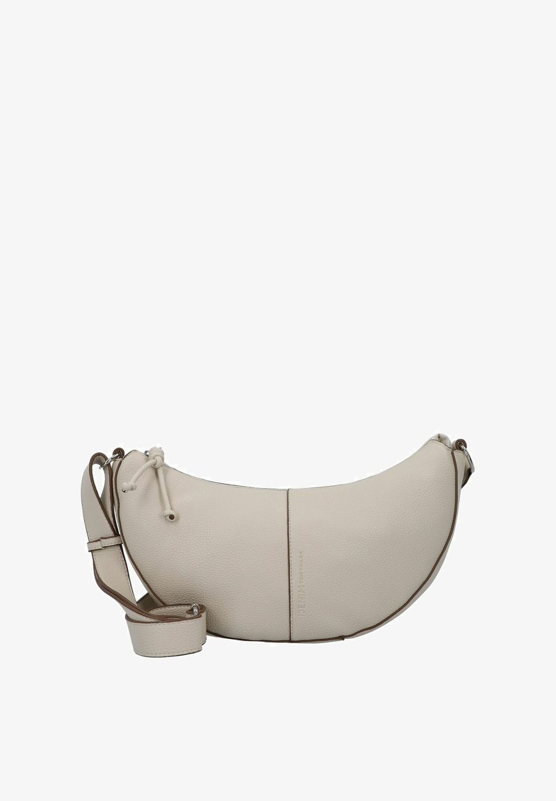 Bolso de cuero crema con forma de media luna, correa ajustable y cierre de cordón. Presenta una textura suave y un branding sutil.