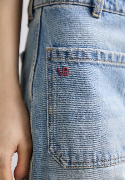 Shorts din denim albastru deschis cu detaliu brodat in rosu "LB" pe buzunarul din spate. Prezintă cusături vizibile și o croială lejeră.