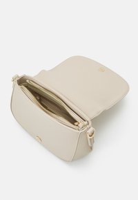 Borsa a tracolla beige in pelle strutturata. Presenta un compartimento con zip e una chiusura a scatto, con dettagli in metallo dorato.