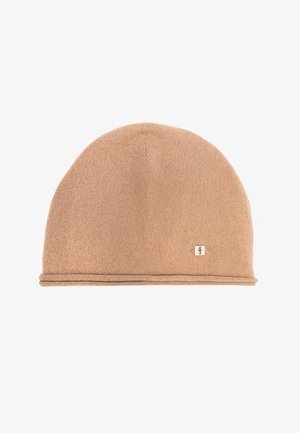Beżowa, dziana czapka beanie o gładkiej fakturze, zaokrąglonym kształcie i cienkim pasku. Posiada małe, złote logo na białym tle.