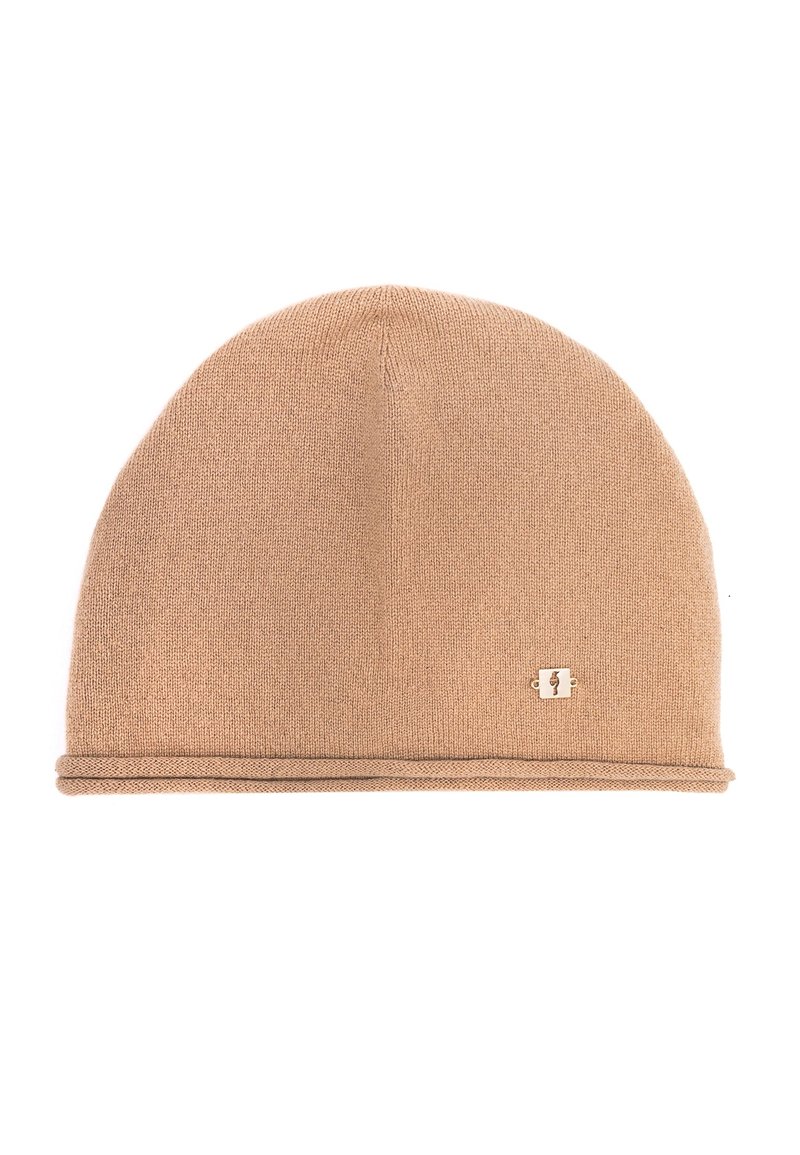 Beżowa, dziana czapka beanie o gładkiej fakturze, zaokrąglonym kształcie i cienkim pasku. Posiada małe, złote logo na białym tle.
