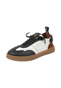 Sneaker bianco e nero con una punta in pelle liscia e corpo in tessuto, un'accoppiatura in suede marrone, lacci a contrasto e un tab di pull testurizzato.