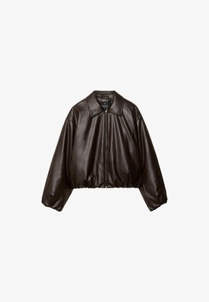 Brun faux læder cropped jakke med krave, lynlås-lukning og pufferærmer, med en glat tekstur og elastisk talje.