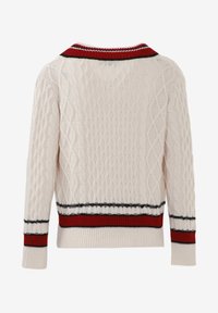 Maglione a trecce di colore crema con colletto e orlo a coste a righe rosse e nere. Presenta maniche lunghe e un design testurizzato.