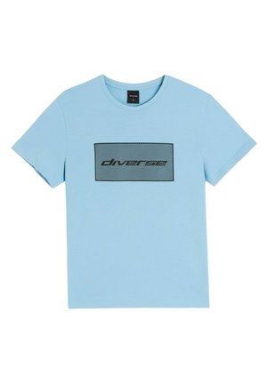 Jasnoniebieski T-shirt z krótkim rękawem, z czarnym prostokątnym nadrukiem i ukośnymi liniami, z napisem „diversee” w stylizowanym tekście na piersi.