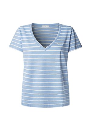 Lichtblauw T-shirt met korte mouwen en V-hals, met horizontale witte strepen en een klein wit logo op de linkerborst.