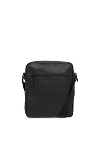 Borsa messenger in pelle nera con una texture liscia, forma rettangolare, tasca frontale con zip e tracolla regolabile. Design minimalista.
