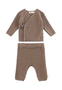 Braun gestricktes Babyoutfit, bestehend aus einem Wickeloberteil mit langen Ärmeln und passenden Hosen, mit gerippten Bündchen und einer Bindeschleife.