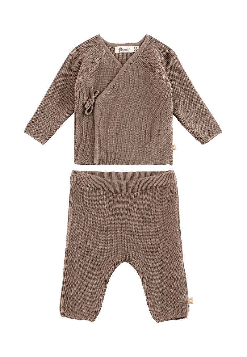 Braun gestricktes Babyoutfit, bestehend aus einem Wickeloberteil mit langen Ärmeln und passenden Hosen, mit gerippten Bündchen und einer Bindeschleife.