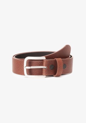 Bruine leren riem met textuur, voorzien van een zilveren metalen gesp, met een lus en een reliëflogo op de band.