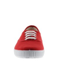 Zapatilla de lona roja con suela de goma blanca y cordones. Punta redondeada, diseño sencillo y superficie texturizada para un mejor agarre.