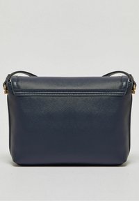 Borsa a tracolla in ecopelle blu navy con texture liscia, forma rettangolare, chiusura superiore a zip e dettagli in metallo dorato.