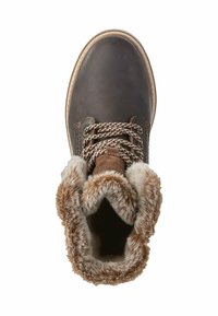 Brun læderstøvle med kunstig pelsforing ved kraven, rund tå og mønstrede snørebånd. Har beige syninger og en robust sål.