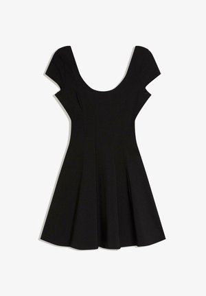 Černé krátké šaty s kulatým výstřihem a rozšířenou sukni ve tvaru áčka, položeny na bílém pozadí.