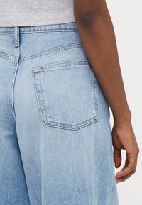 GAP Petite BAGGY DYLAN - Flared jeans - light indigo