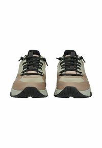 Pár béžových a olivově zelených tenisek s černými tkaničkami, silnými podrážkami a síťovinou, viděno z přední strany na bílém pozadí.