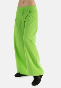 Groene wijde broek met een trekkoord in de taille, gemaakt van gladde, elastische stof; heeft voorzakken en een ontspannen pasvorm.
