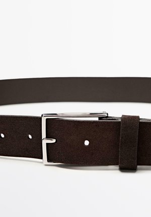 Bruine suède riem met een glanzende zilveren gesp, meerdere gaten voor aanpassing en een gladde textuur. Vlak ontwerp geschikt voor verschillende outfits.