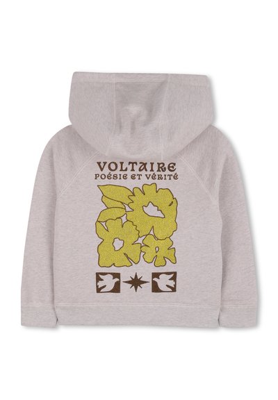 Γκρι φούτερ με κουκούλα, διακοσμημένο με κίτρινα λουλούδια και σχέδια περιστεριών. Τύπωμα με τις λέξεις "VOLTAIRE" και "POÉSIE ET VÉRITÉ" σε καφέ χρώμα.