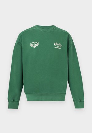 Sudadera verde de manga larga con cuello redondo con gráficos blancos de temática de carreras: una llanta con alas y el texto "Comin' in hot" y banderas a cuadros cruzadas con el texto "Levi Strauss & Co."