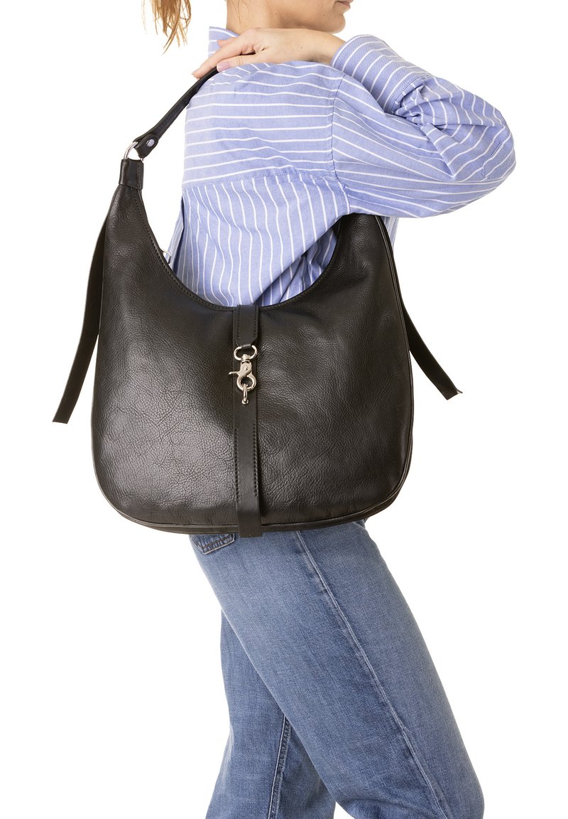 Borsa a spalla in pelle nera con forma curva, finitura texturizzata e dettaglio della chiusura in argento. Cinghia regolabile per un uso versatile.