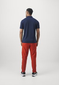 Nike Performance Jogginghose - dragon red/life lime/white