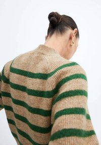 Maglione lavorato a maglia con una base beige e strisce orizzontali verde scuro. Collo rotondo, vestibilità larga, texture morbida e maniche leggermente oversize.