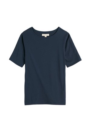 T-shirt bleu marine à manches courtes avec col rond et étiquette visible à l'intérieur du col, posé à plat sur un fond blanc.