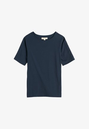 T-shirt bleu marine à manches courtes avec col rond et étiquette visible à l'intérieur du col, posé à plat sur un fond blanc.