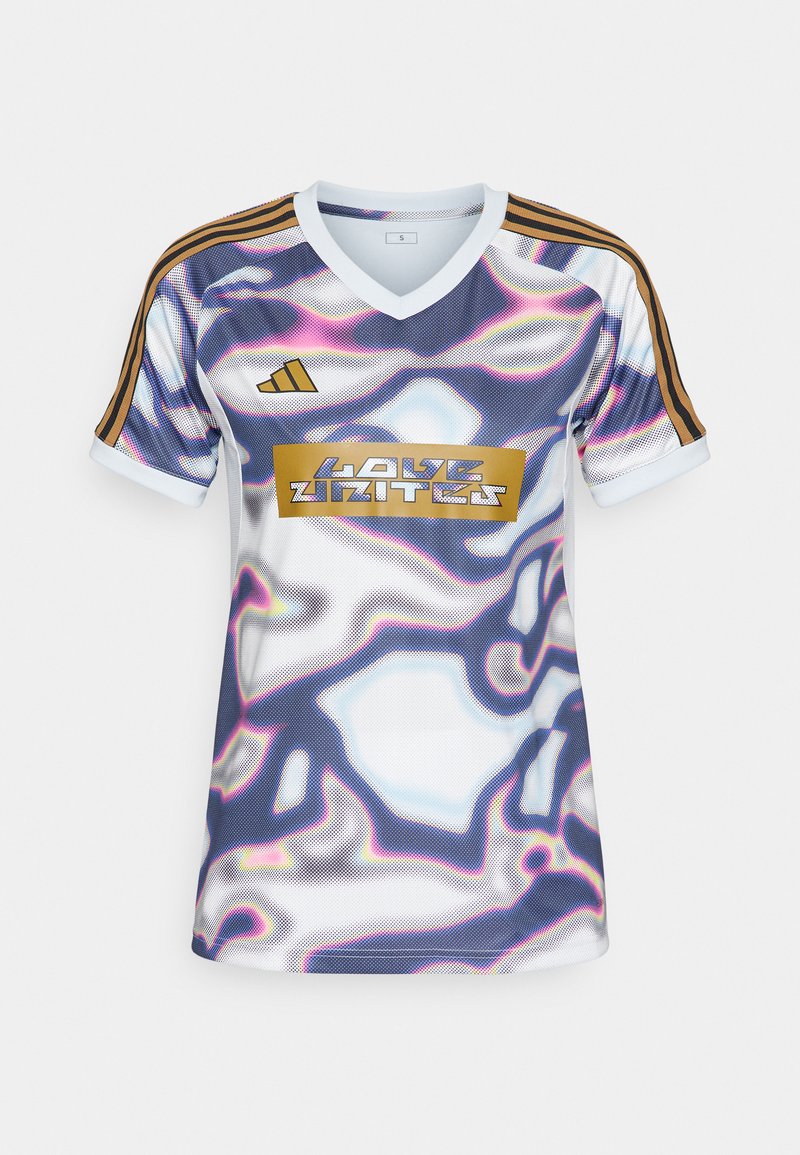Kurzärmeliges Fußballtrikot aus einem Netzgewebe. Es hat ein mehrfarbiges abstraktes Muster, einen V-Ausschnitt und drei goldene Streifen auf den Schultern.