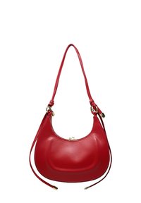 Czerwona skórzana torebka o zakrzywionym kształcie, regulowanym pasku i złotych akcentach. Gładka faktura z minimalistycznym wzornictwem.