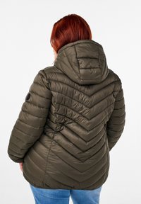 Olivgrön pufferjacka med horisontell och chevron-söm, utrustad med huva och en slät yta. Bakvyn framhäver designen.