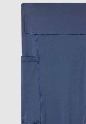 Leggings atletici blu navy realizzati in un tessuto morbido e elastico, con una cintura larga e una tasca laterale per riporre gli oggetti. Dettagli di cucitura ordinati visibili.