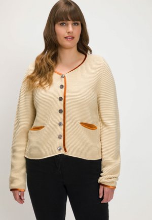 Cardigan de textura cremosa con ribete naranja, cierre de cinco botones y bolsillos laterales. Presenta un escote redondeado y mangas largas.