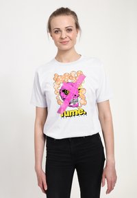 Bílá tričko s růžovou grafikou lebky, žlutým textem "lume." s černými konturami, obklopené světle oranžovými bublinkami a růžovým přeškrtnutím.