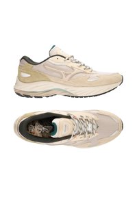 Scarpe da ginnastica beige con pannelli in camoscio e rete, lacci testurizzati, suola ammortizzata e un accento teal sulla linguetta e sul rivestimento.
