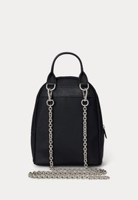 Melna neilona mugursoma ar noapaļotu formu, ar sintētiskās ādas akcentiem, dubultiem augšējiem rokturiem un sudraba ķēdes siksnu.