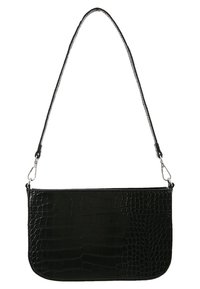 Svart krokodilpräglad läderhandväska med en lång, smal rem och silverdetaljer. Rektangulär form med en slät, glänsande yta.