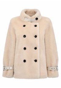 Jasnoróżowy płaszcz z sztucznego futra, z podwójnym zapięciem, czarnymi guzikami i okrągłym kołnierzem. Posiada srebrne zapięcia na rękawach.