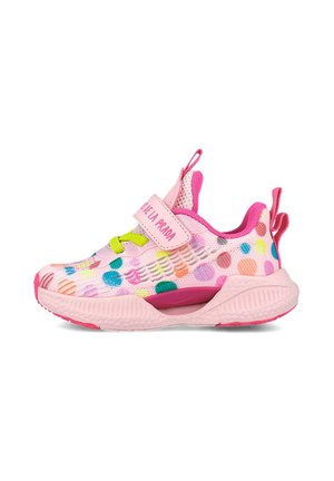 Zapatilla deportiva rosa con parte superior de malla, que presenta patrones de puntos coloridos y una correa de Velcro. Suela gruesa para amortiguación y soporte.