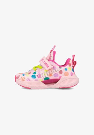 Zapatilla deportiva rosa con parte superior de malla, que presenta patrones de puntos coloridos y una correa de Velcro. Suela gruesa para amortiguación y soporte.