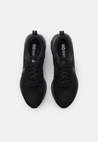 Nike Performance - Neutrální běžecké boty - black/iron grey/white - 3