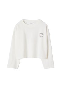 Gekürzter weißer Pullover aus weichem Stoff, mit langen Ärmeln und rundem Ausschnitt. Auf der Vorderseite ist der Text "für immer besser zusammen" gestickt.
