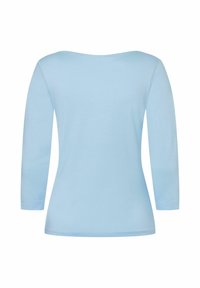 Helles blaues Langarmshirt mit weitem Ausschnitt und taillierter Silhouette. Weiches Baumwollmaterial, glatte Textur und schlichtes Design ohne Muster.