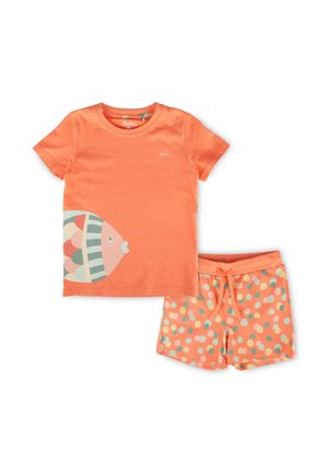 Chemise orange à manches courtes pour enfants avec un graphique de poisson et short orange assorti à pois multicolores, posé à plat sur un fond blanc.