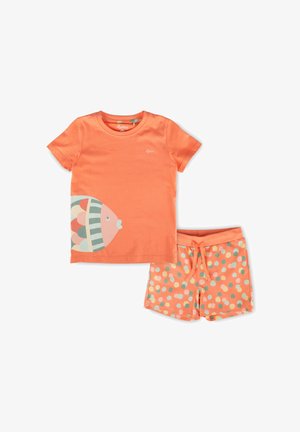 Chemise orange à manches courtes pour enfants avec un graphique de poisson et short orange assorti à pois multicolores, posé à plat sur un fond blanc.