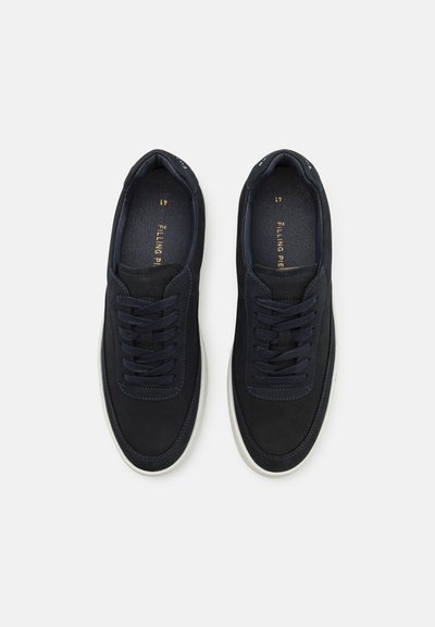 Marineblå mockaskoes med runde tæer, snørebinding, kontrasterende syninger og hvide gummisåler. Glat tekstur, minimal branding.